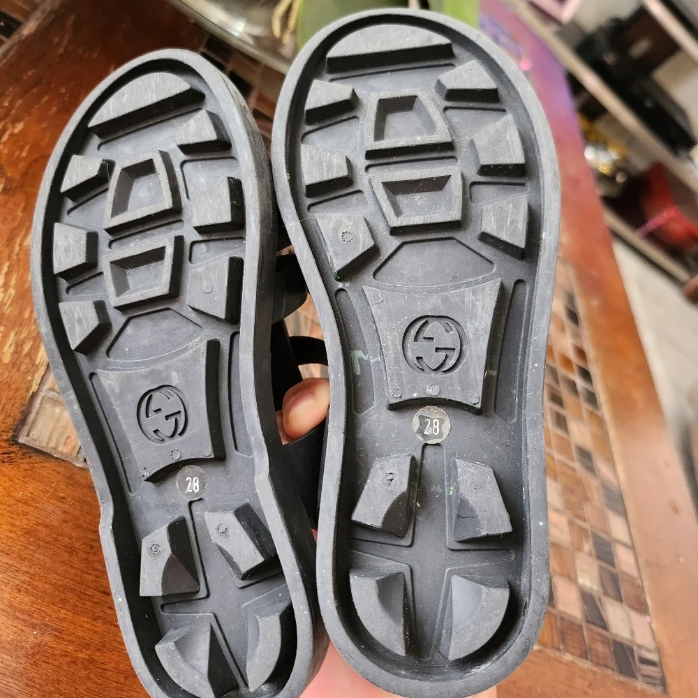 Gucci signature rubber sandals size 28